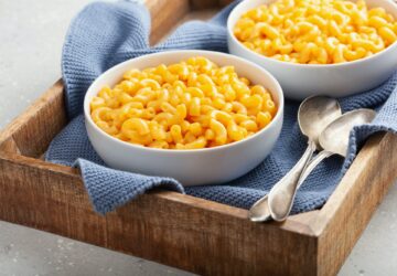 American creamy macaroni and cheese pasta