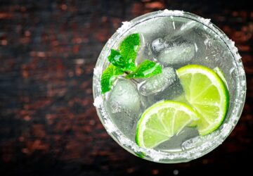 Margarita with mint and ice cubes.